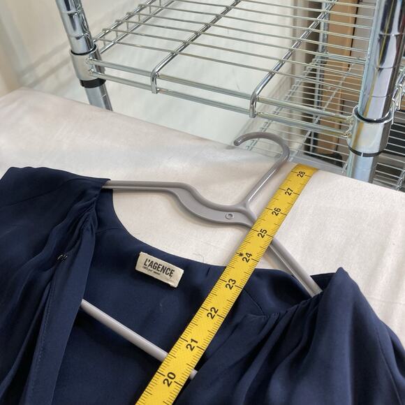 L'Agence Women's Navy Blue Sleeveless 100% Silk Blouse Size XS Flowy Old Money - Picture 3 of 12
